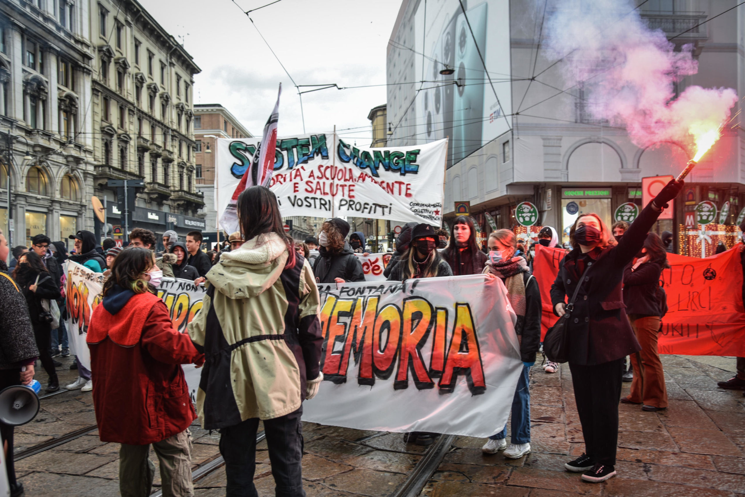 Il corteo degli studenti a Milano partito da piazza Cairoli Castello