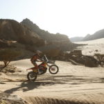 Kevin Benavides, costretto poi al ritiro a causa di problemi meccanici, impenna la sua KTM