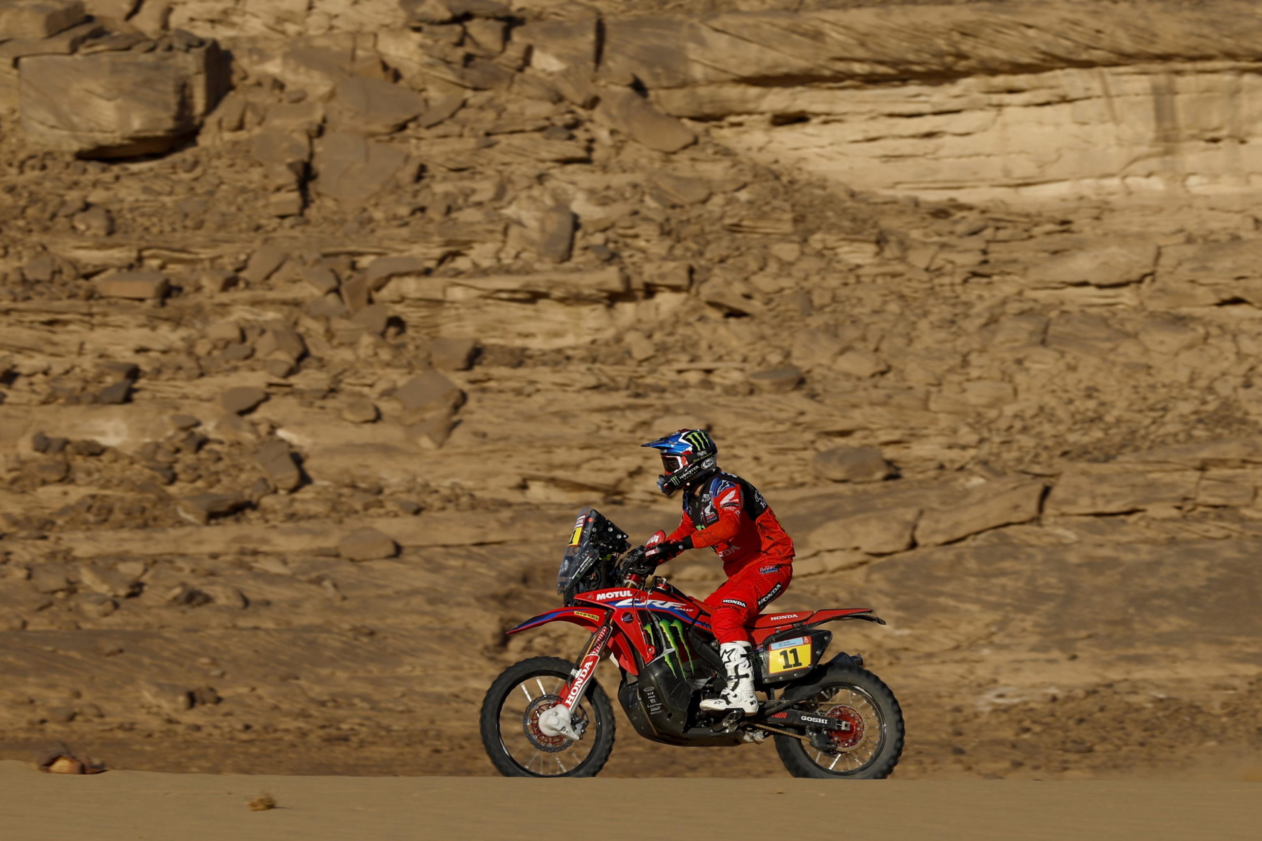 Il pilota Jose Ignacio Corneio in sella di una Honda CRF450