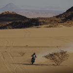 Lo statunitense Andrew Short nel deserto arabo