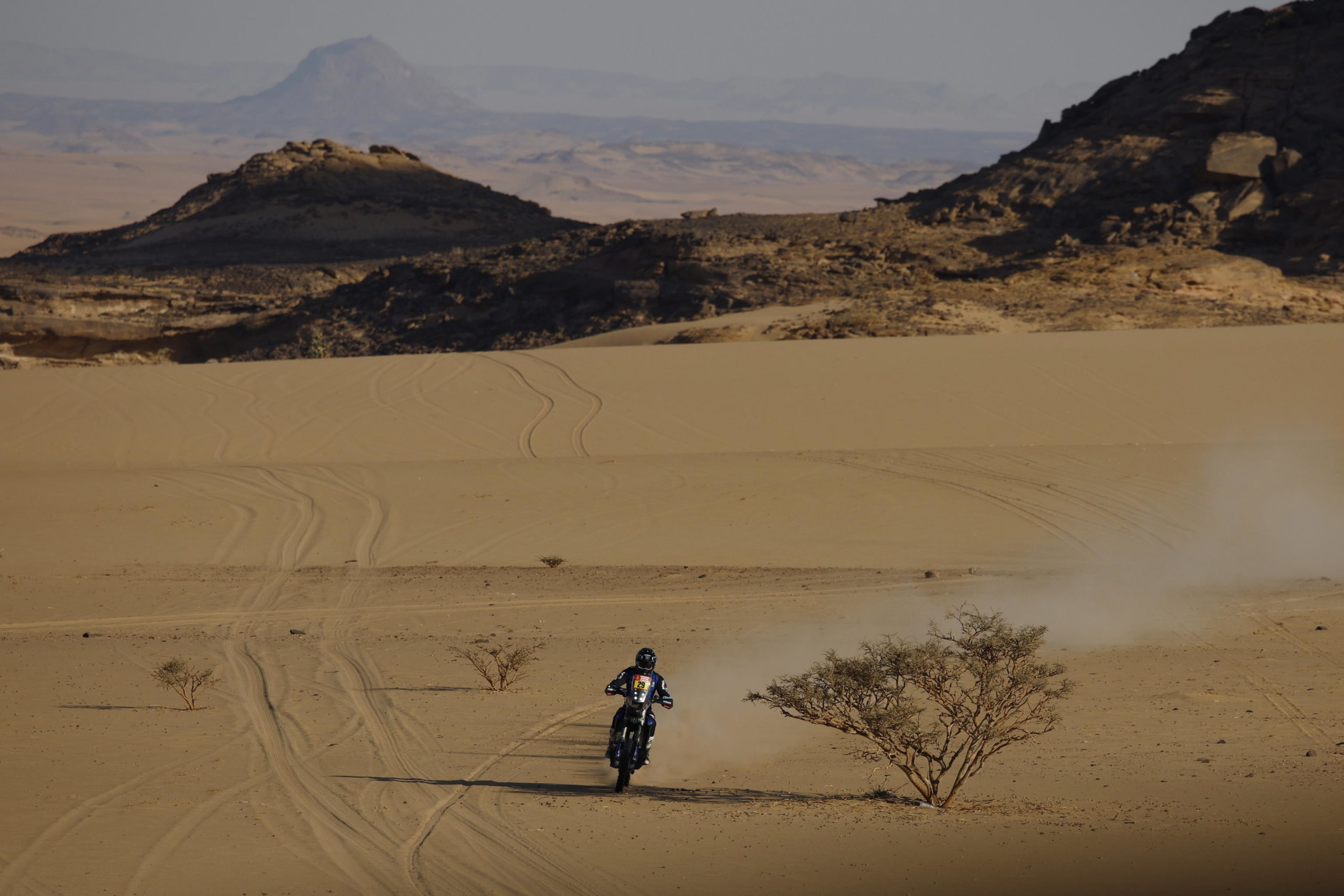 Lo statunitense Andrew Short nel deserto arabo