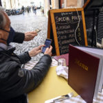Controllo del super green pass ad un cliente seduto in un posto all'aperto di un ristorante
