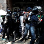 Alta tensione tra i manifestanti e le forze dell'ordine