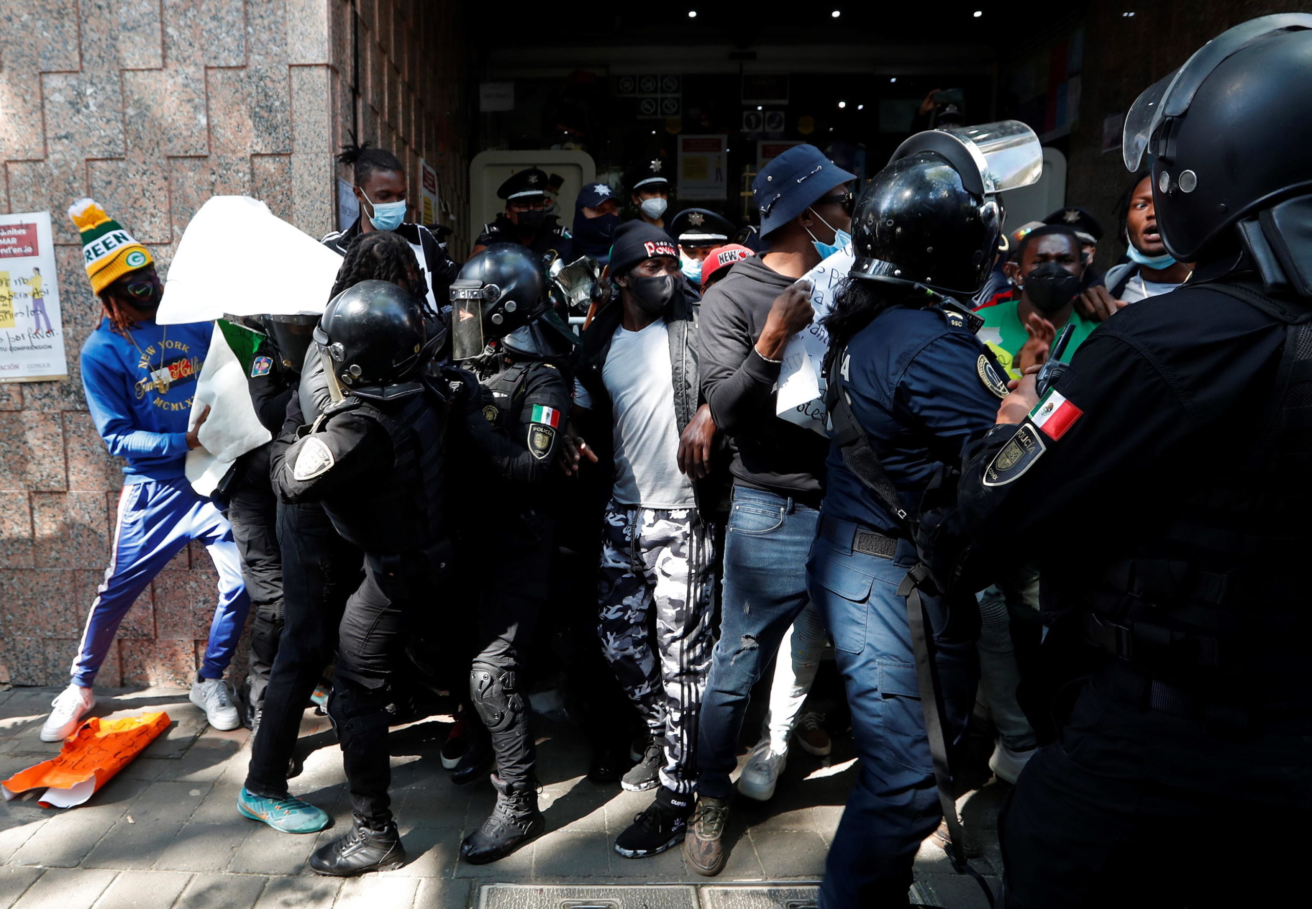 Alta tensione tra i manifestanti e le forze dell'ordine