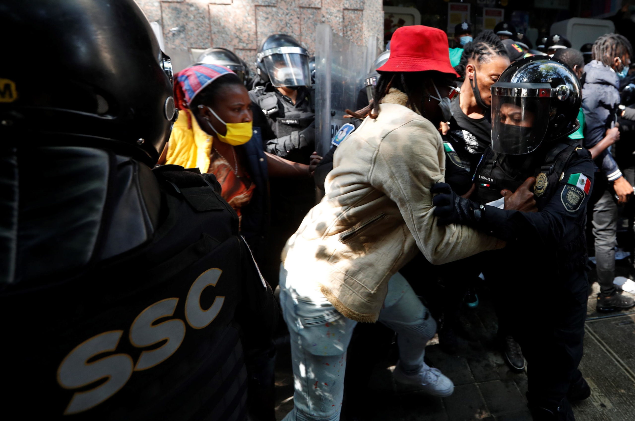 Un uomo cerca di forzare il cordone formato dagli agenti