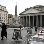 Piazza del Pantheon a Roma semideserta