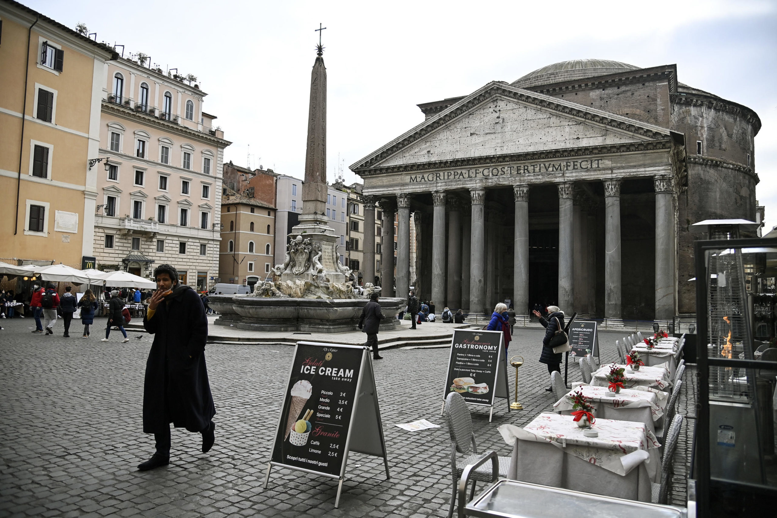 Piazza del Pantheon a Roma semideserta