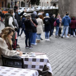 Mentre pochi clienti consumano, sono presenti file per entrare al Pantheon