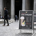 L'esterno di una gelateria in piazza del Pantheon senza affluenza di clientela