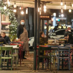 Il titolare di un locale controlla il dehor semivuoti nel primo giorno in cui il super green pass è necessario anche per i posti a sedere all'esterno