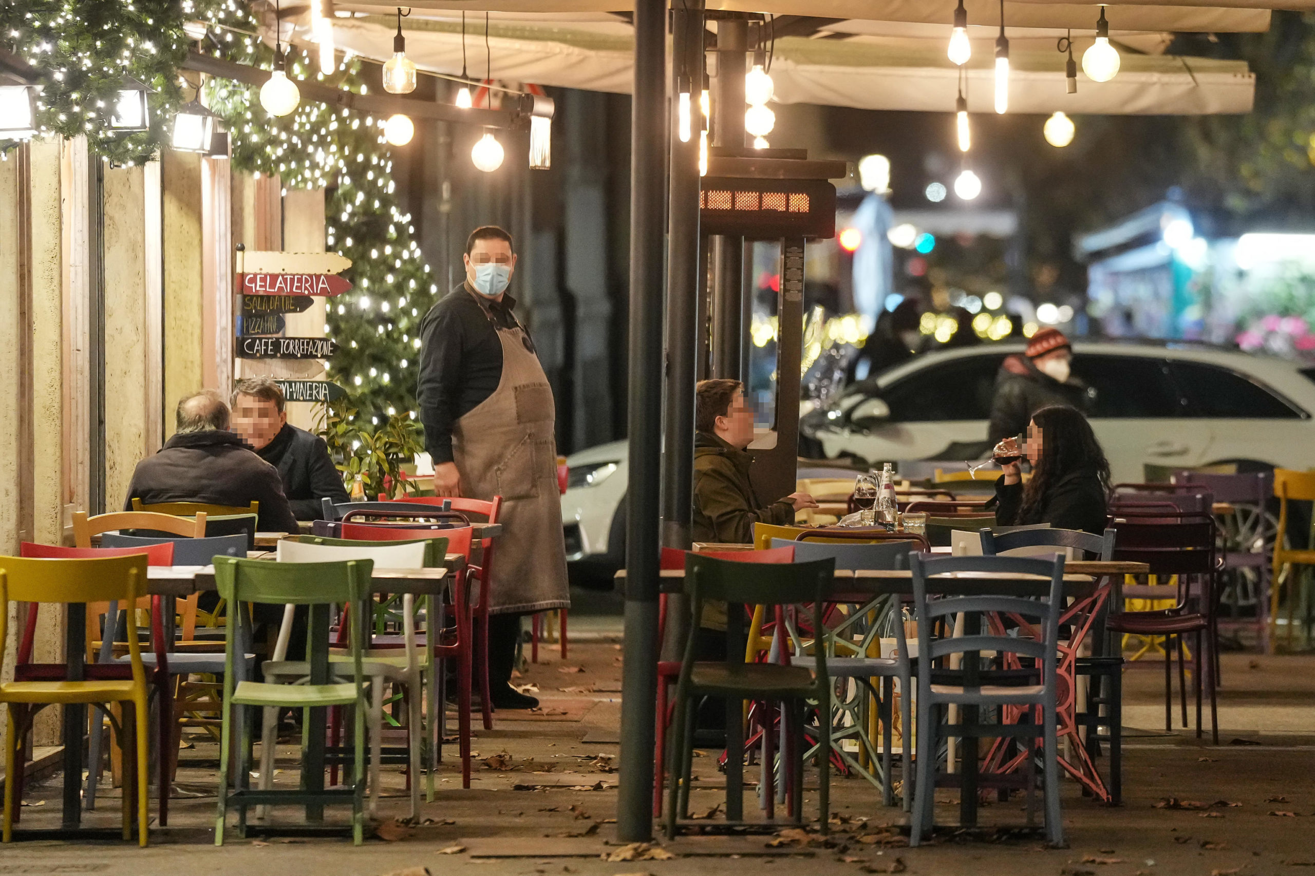 Il titolare di un locale controlla il dehor semivuoti nel primo giorno in cui il super green pass è necessario anche per i posti a sedere all'esterno