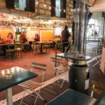 Tavolini vuoti anche all'interno dei locali