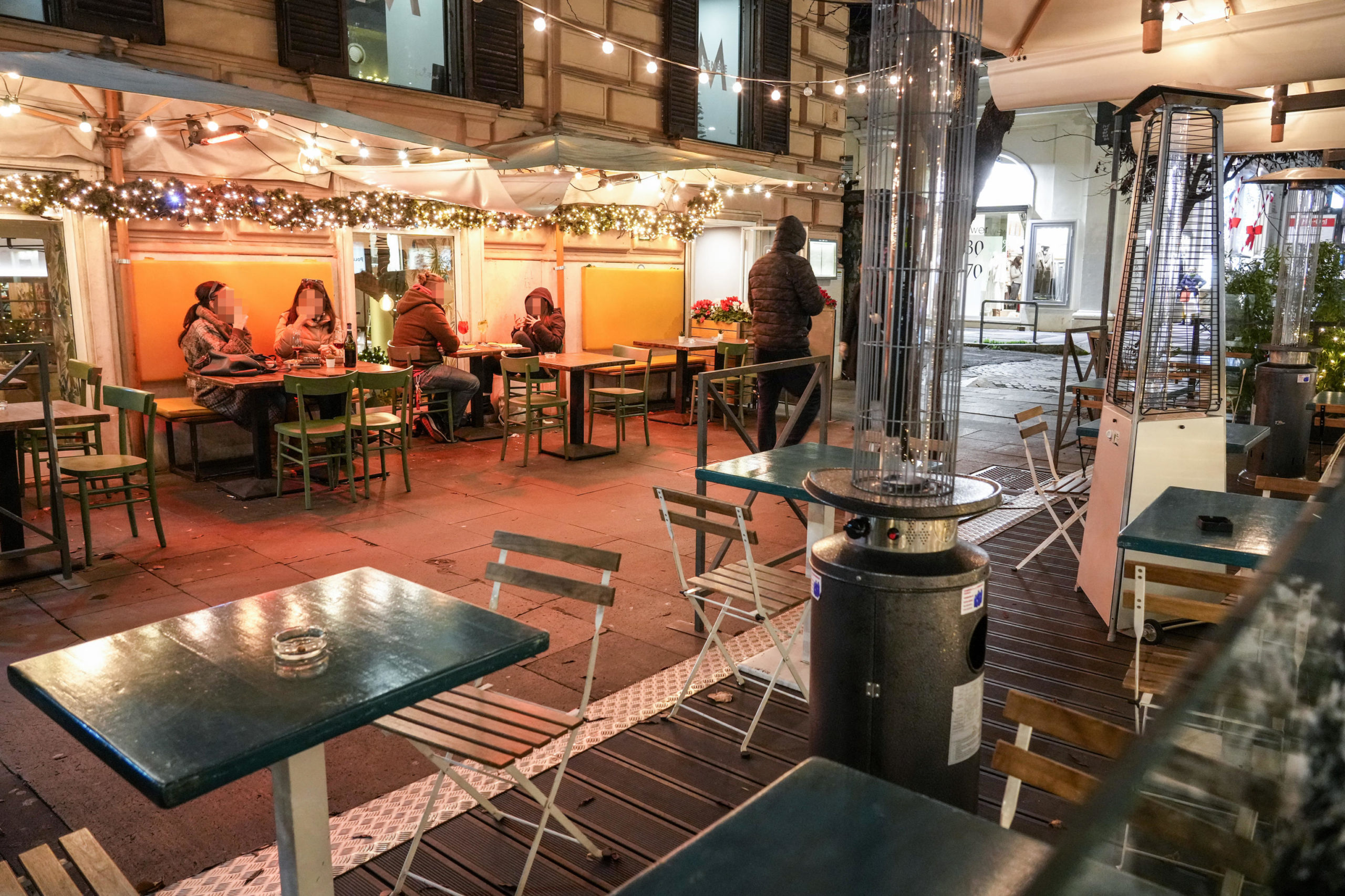 Tavolini vuoti anche all'interno dei locali