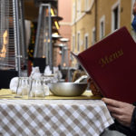 Dopo il controllo, il cliente può leggere il menù e ordinare