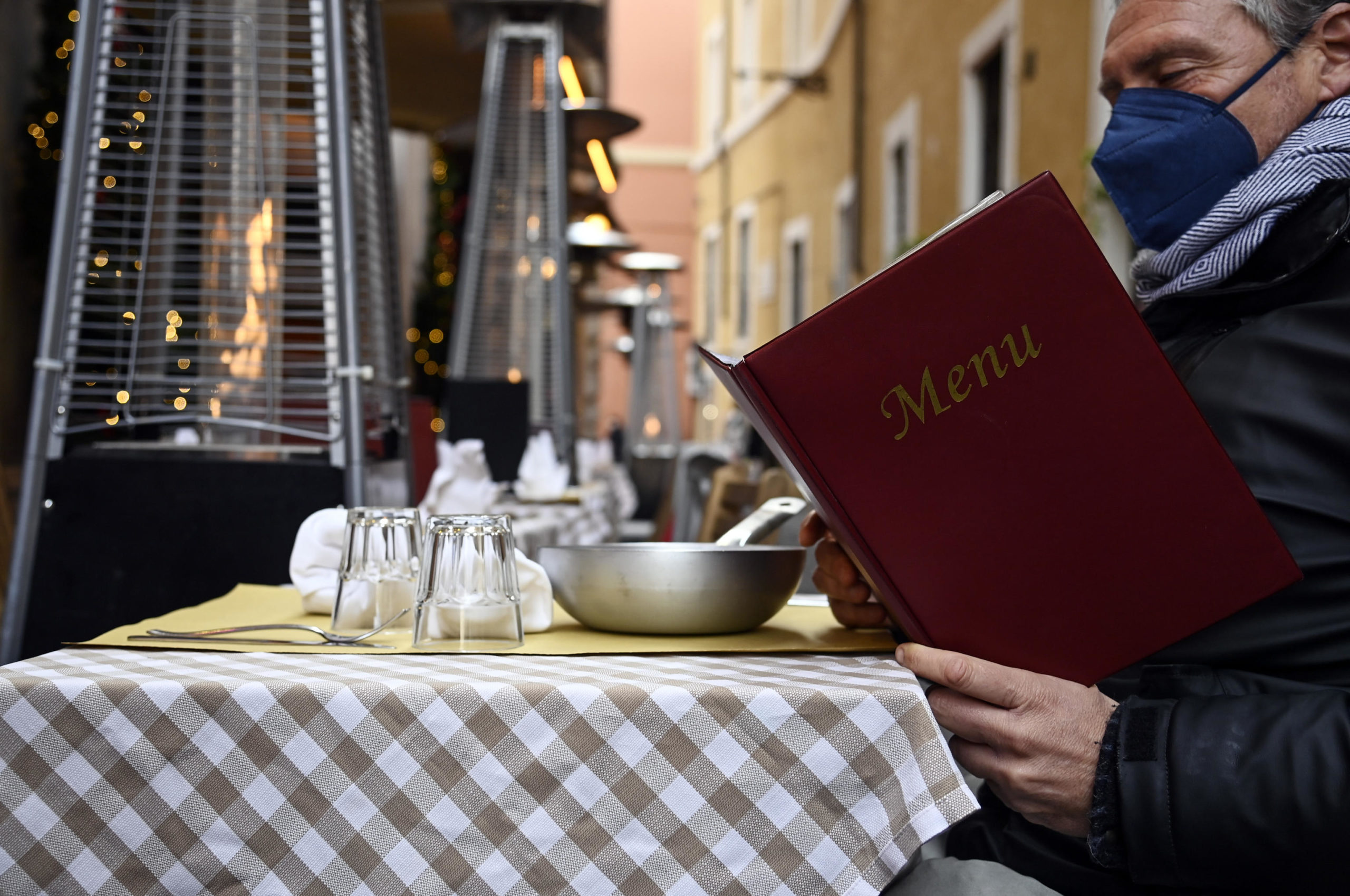 Dopo il controllo, il cliente può leggere il menù e ordinare