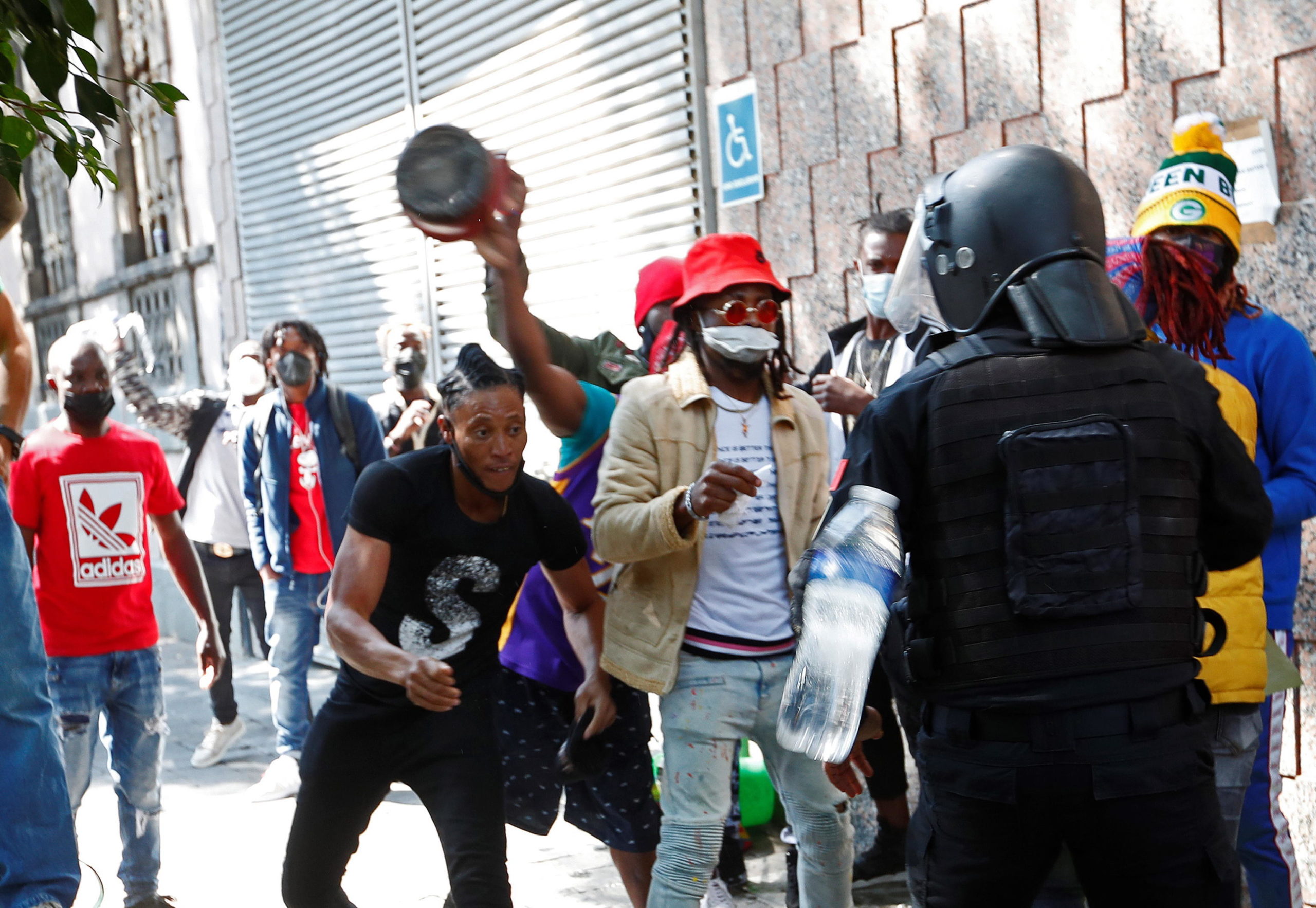 Lancio di oggetti durante la manifestazione