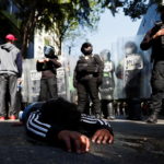 Un uomo rimasto a terra durante gli scontri