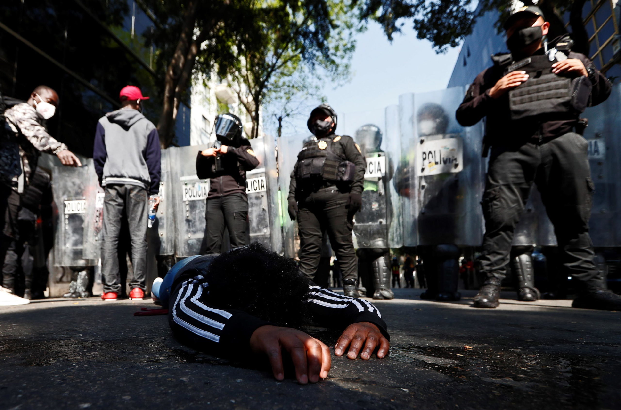 Un uomo rimasto a terra durante gli scontri