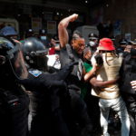 Gli agenti vengono a contatto con i manifestanti haitiani