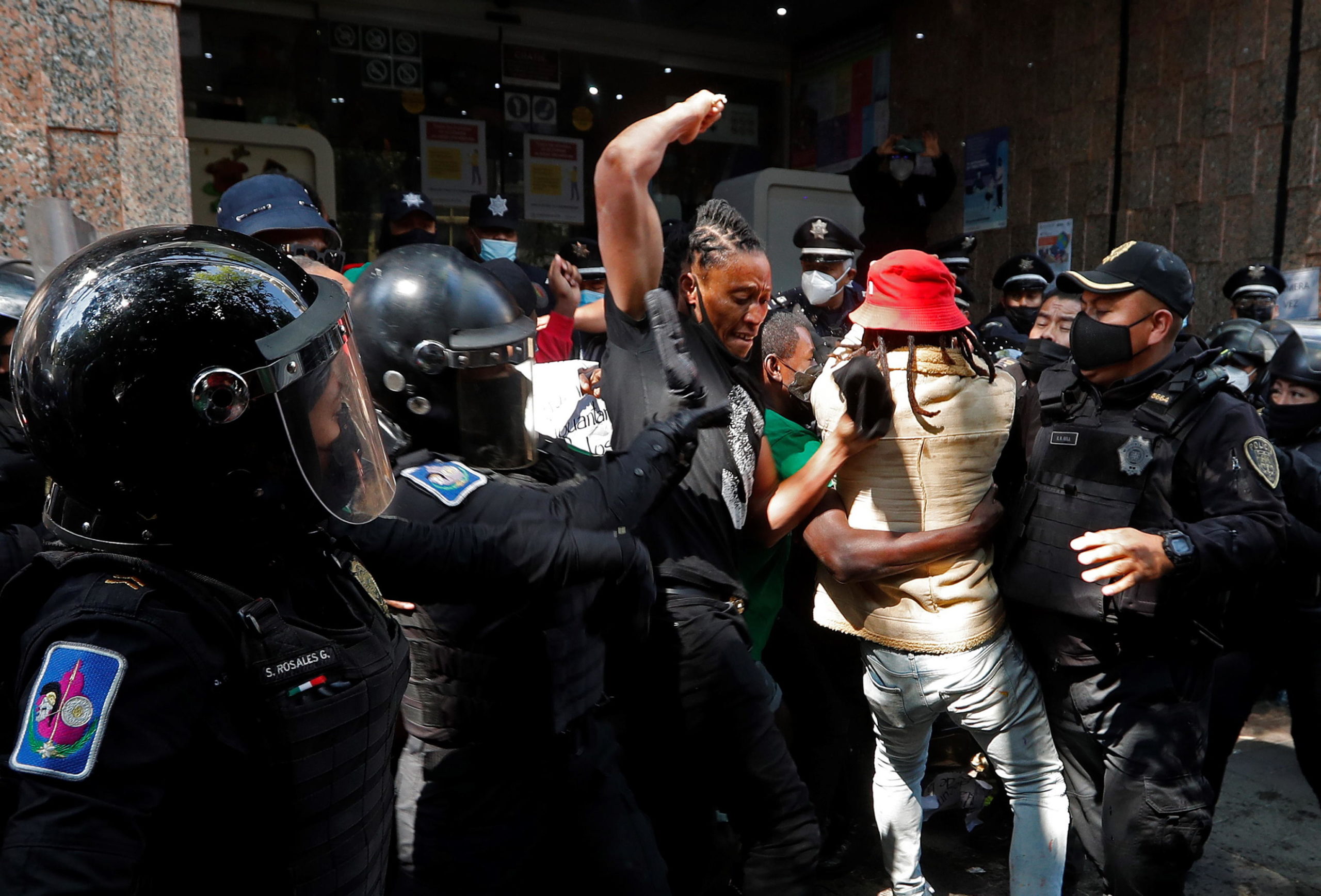 Gli agenti vengono a contatto con i manifestanti haitiani