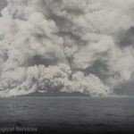 Un fermo immagine tratto da un video Tonga Geological Services distribuito dall'AFP del 17 gennaio mostra l'eruzione vulcanica a Tonga e l'enorme nuvola di cenere che copre l'isola Un fermo immagine tratto da un video Tonga Geological Services distribuito dall'AFP del 17 gennaio mostra l'eruzione vulcanica a Tonga e l'enorme nuvola di cenere che copre l'isola