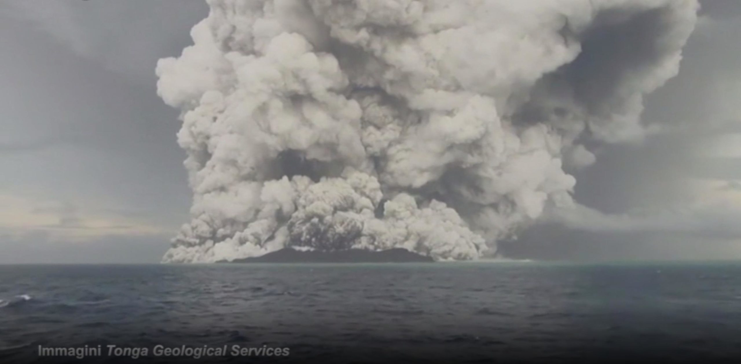 Un fermo immagine tratto da un video Tonga Geological Services distribuito dall'AFP del 17 gennaio mostra l'eruzione vulcanica a Tonga e l'enorme nuvola di cenere che copre l'isola Un fermo immagine tratto da un video Tonga Geological Services distribuito dall'AFP del 17 gennaio mostra l'eruzione vulcanica a Tonga e l'enorme nuvola di cenere che copre l'isola