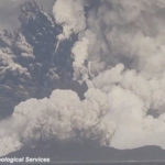 Un fermo immagine tratto da un video Tonga Geological Services distribuito dall'AFP del 17 gennaio mostra l'eruzione vulcanica a Tonga Un fermo immagine tratto da un video Tonga Geological Services distribuito dall'AFP del 17 gennaio mostra l'eruzione vulcanica a Tonga