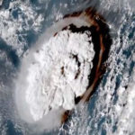 Un fermo immagine tratto del video dell'esplosione del vulcano sottomarino a Tonga vista dal satellite, 15 gennaio 2022 Un fermo immagine tratto del video dell'esplosione del vulcano sottomarino a Tonga vista dal satellite, 15 gennaio 2022