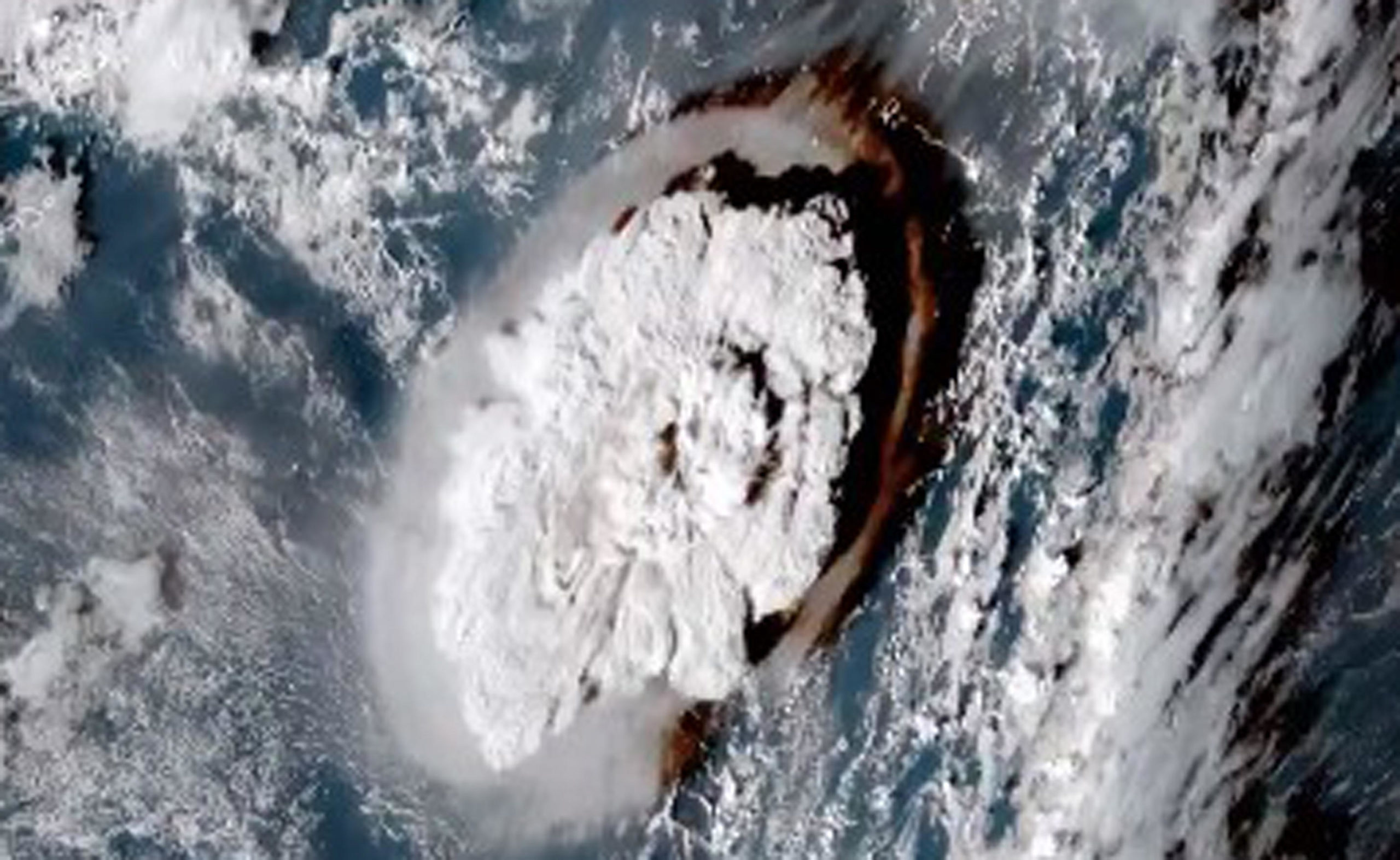 Un fermo immagine tratto del video dell'esplosione del vulcano sottomarino a Tonga vista dal satellite, 15 gennaio 2022 Un fermo immagine tratto del video dell'esplosione del vulcano sottomarino a Tonga vista dal satellite, 15 gennaio 2022