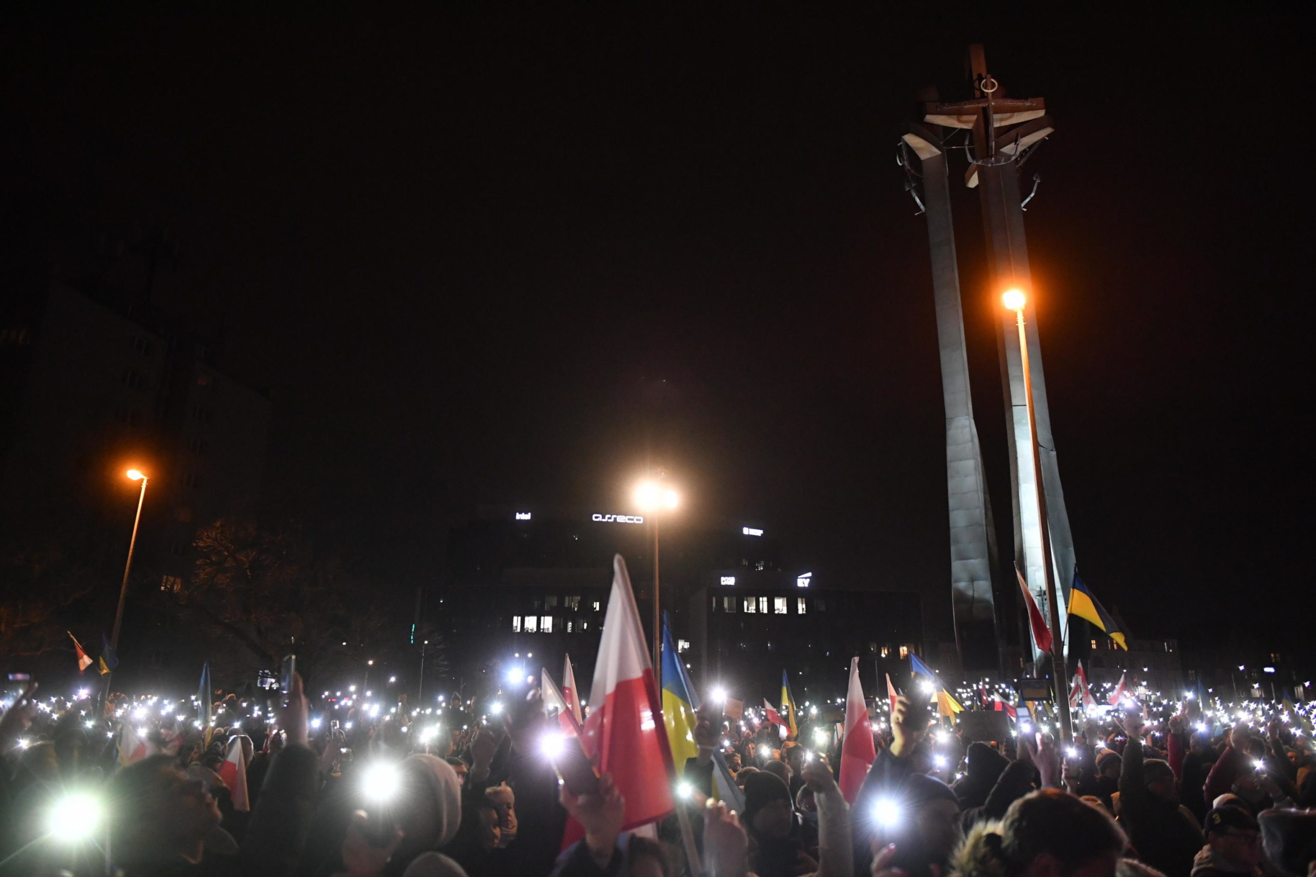 Il corteo nella notte polacca di Gdansk, in Solidarity Square Il corteo nella notte polacca di Gdansk, in Solidarity Square