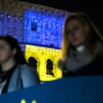 Il Colosseo a Roma illuminato con la bandiera ucraina