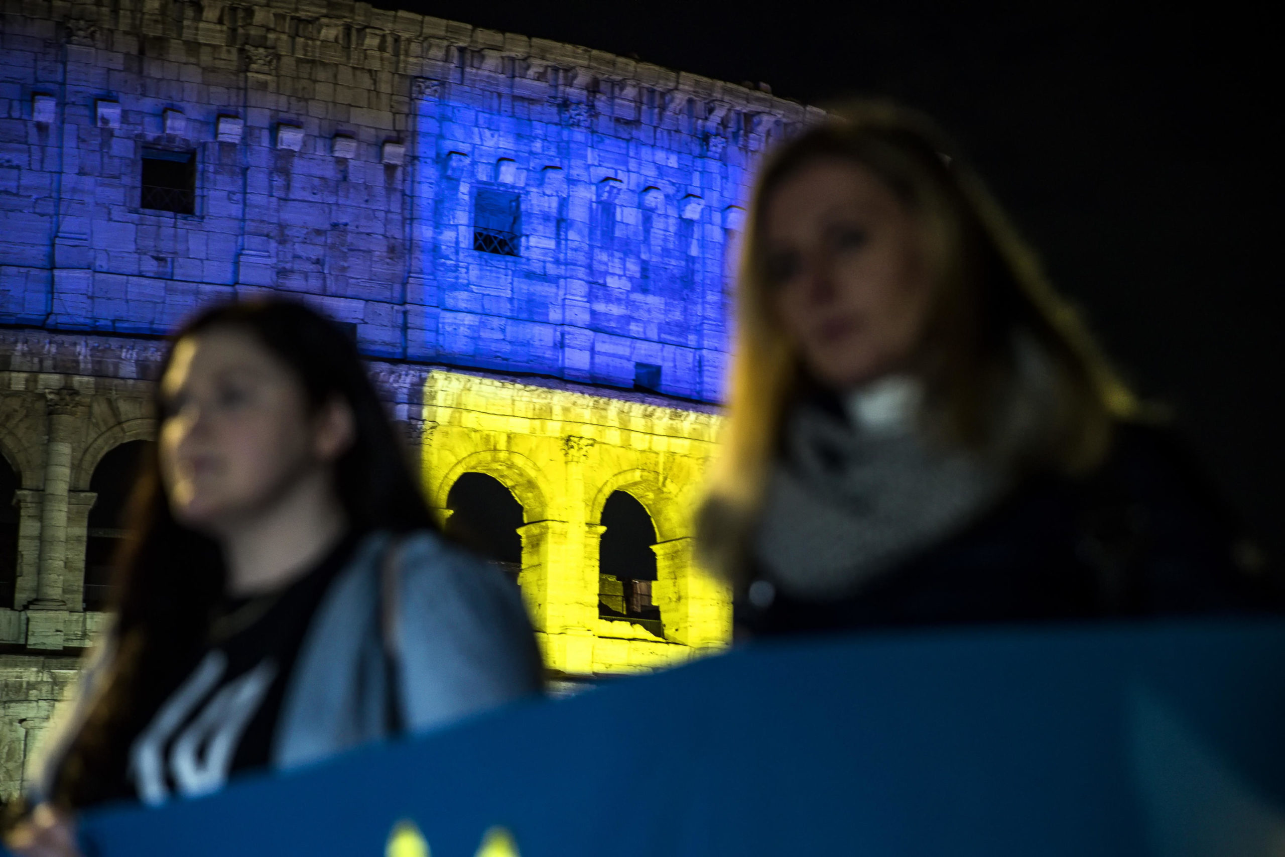 Il Colosseo a Roma illuminato con la bandiera ucraina Il Colosseo a Roma illuminato con la bandiera ucraina