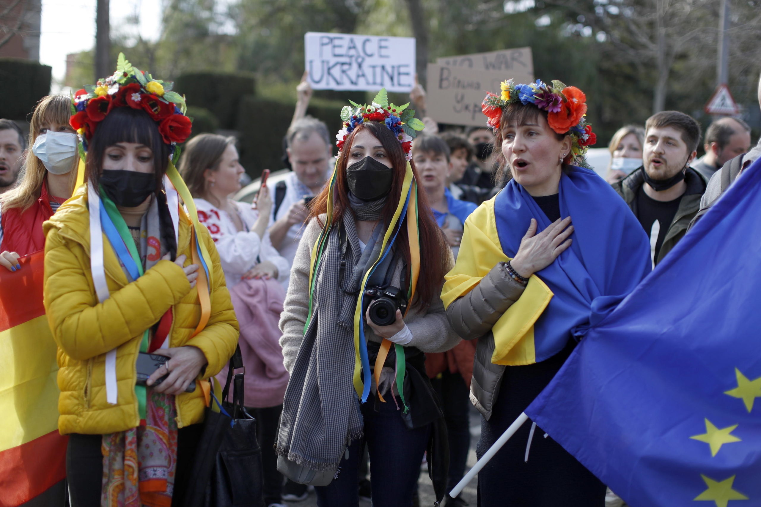 A Barcellona i manifestanti si radunano davanti all'ambasciata russa A Barcellona i manifestanti si radunano davanti all'ambasciata russa