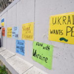 Gli ucraini a Beirut tappezzano di cartelli contro la guerra le pareti dell'ambasciata russa Gli ucraini a Beirut tappezzano di cartelli contro la guerra le pareti dell'ambasciata russa