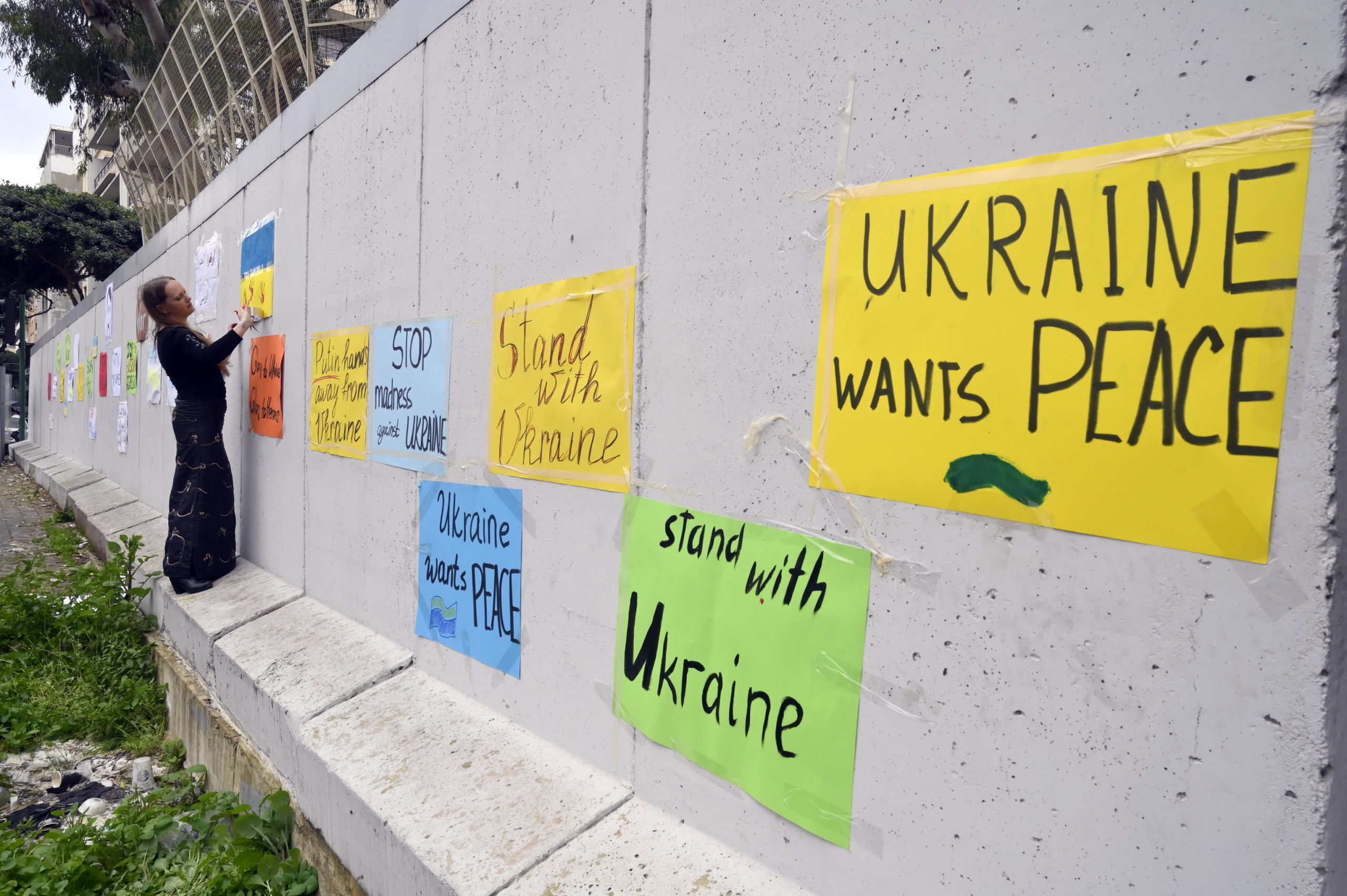 Gli ucraini a Beirut tappezzano di cartelli contro la guerra le pareti dell'ambasciata russa