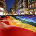 A Napoli i manifestanti sfilano con una bandiera della pace lunga 30 metri A Napoli i manifestanti sfilano con una bandiera della pace lunga 30 metri