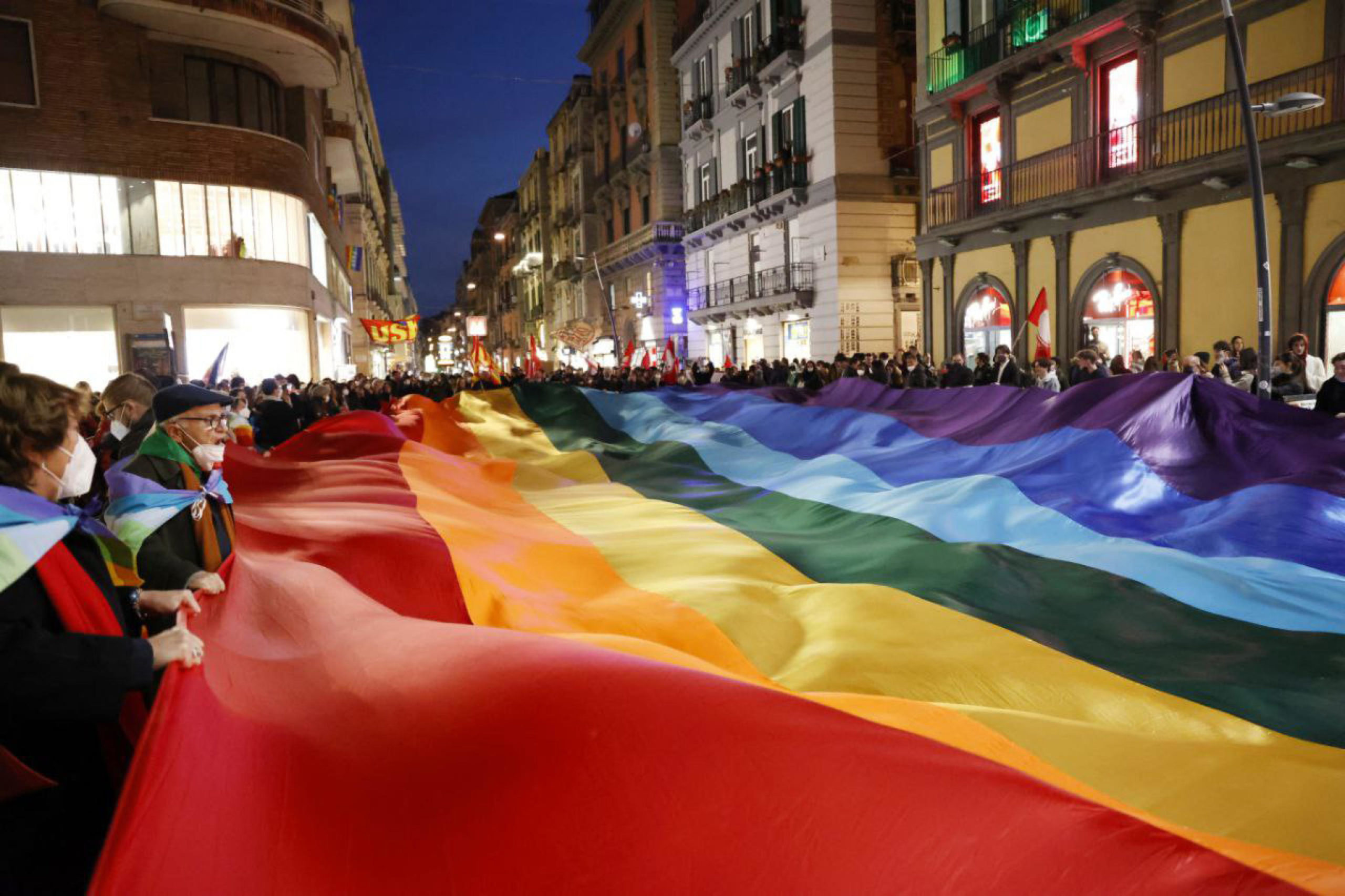 A Napoli i manifestanti sfilano con una bandiera della pace lunga 30 metri A Napoli i manifestanti sfilano con una bandiera della pace lunga 30 metri