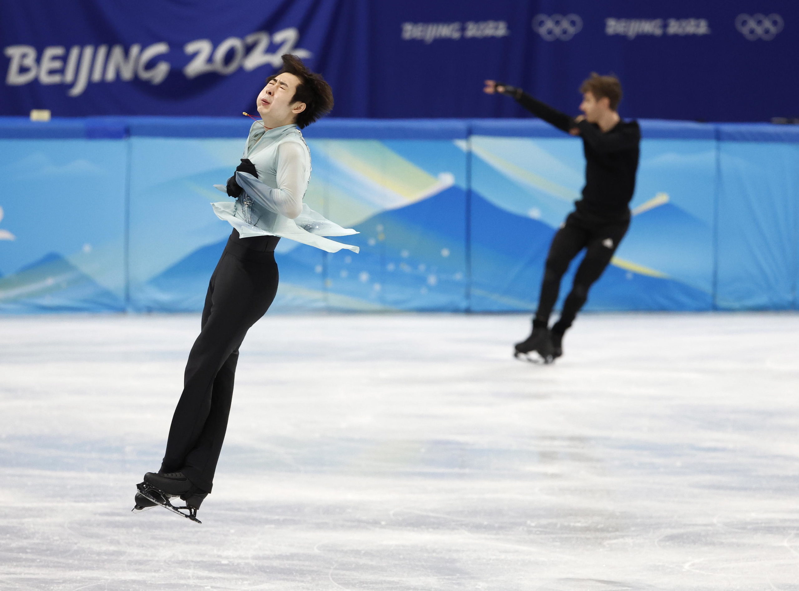 Il pattinatore cinese Jin Boyang si allena per le Olimpiadi di Pechino 2022 Il pattinatore cinese Jin Boyang si allena per le Olimpiadi di Pechino 2022