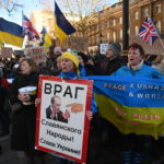 Proteste a Londra davanti al palazzo del primo ministro inglese, a Downing Street 10 Proteste a Londra davanti al palazzo del primo ministro inglese, a Downing Street 10