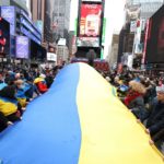 A New York il corteo sfila per Time Square con una lunga bandiera ucraina