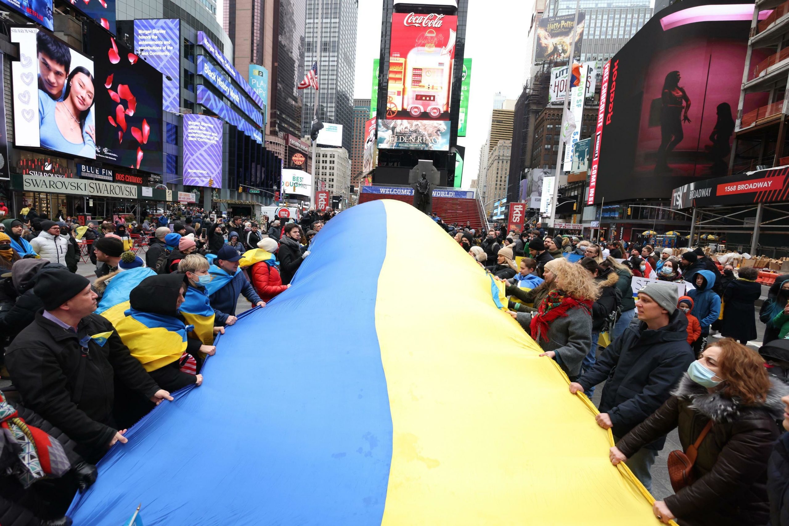 A New York il corteo sfila per Time Square con una lunga bandiera ucraina A New York il corteo sfila per Time Square con una lunga bandiera ucraina