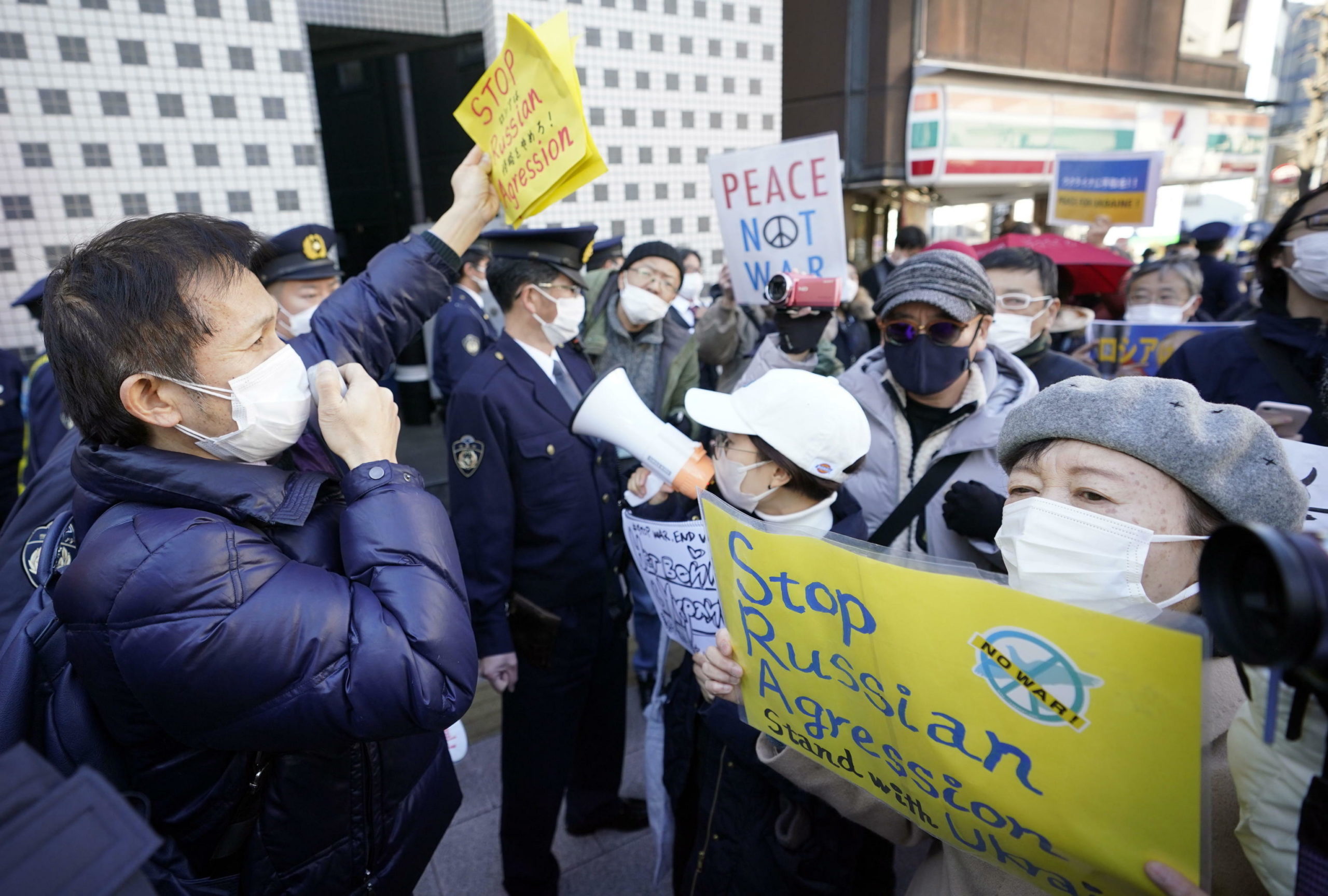 Proteste nella capitale giapponese, a Tokyo, davanti l'ambasciata russa