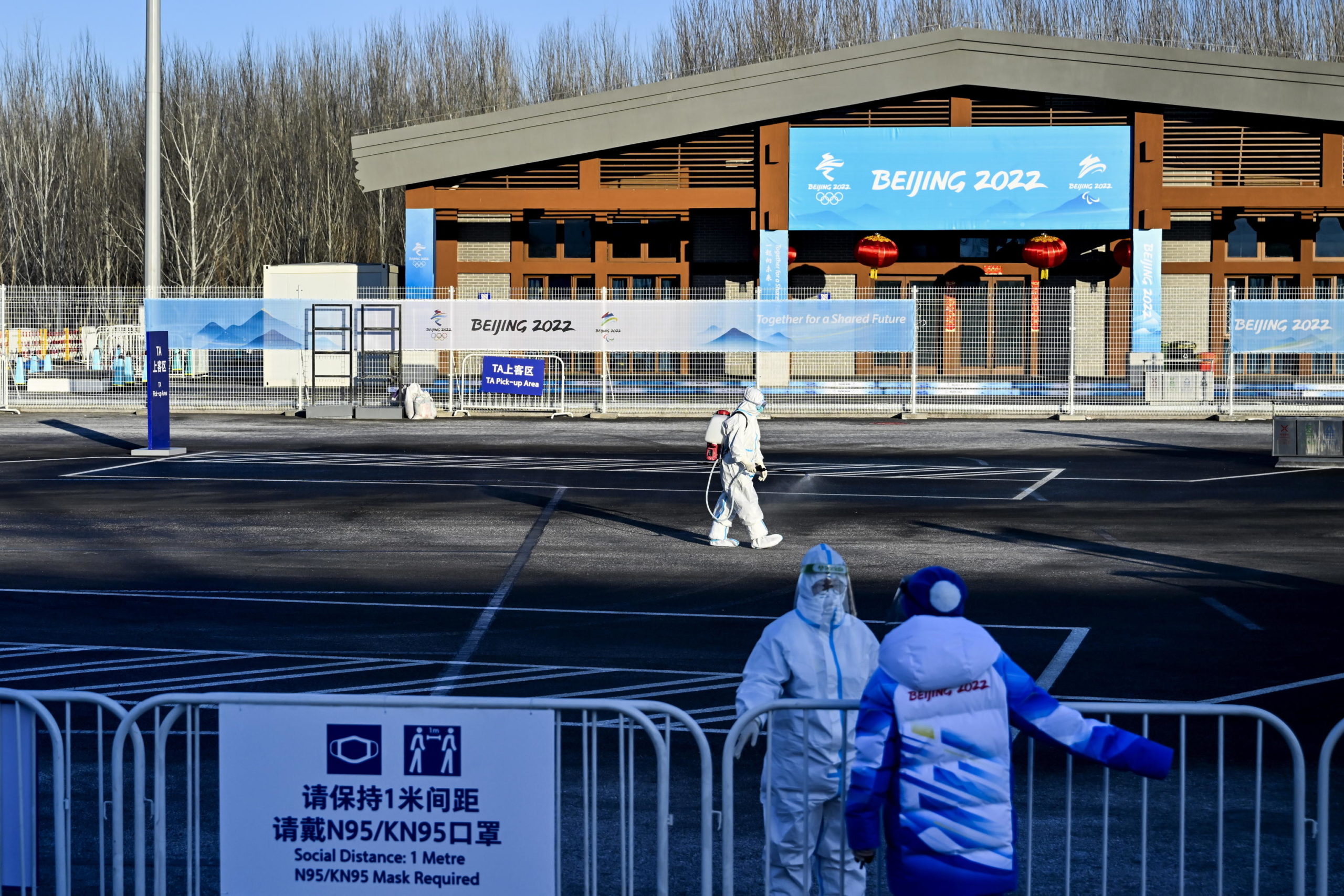 Operatori in tuta hazmat disinfettano la strada Operatori in tuta hazmat disinfettano la strada