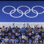 Spettatori durante la partita di hockey su ghiaccio Svezia-Canada Spettatori durante la partita di hockey su ghiaccio Svezia-Canada