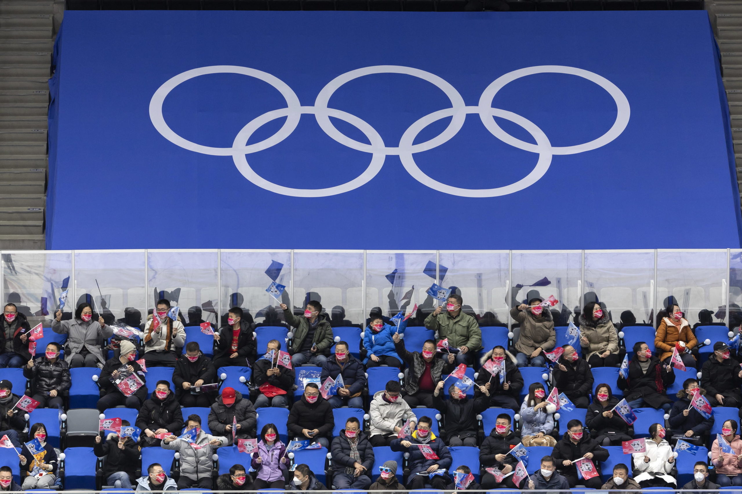 Spettatori durante la partita di hockey su ghiaccio Svezia-Canada Spettatori durante la partita di hockey su ghiaccio Svezia-Canada