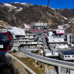 Una cabinovia vicino al villaggio Olimpico Una cabinovia vicino al villaggio Olimpico