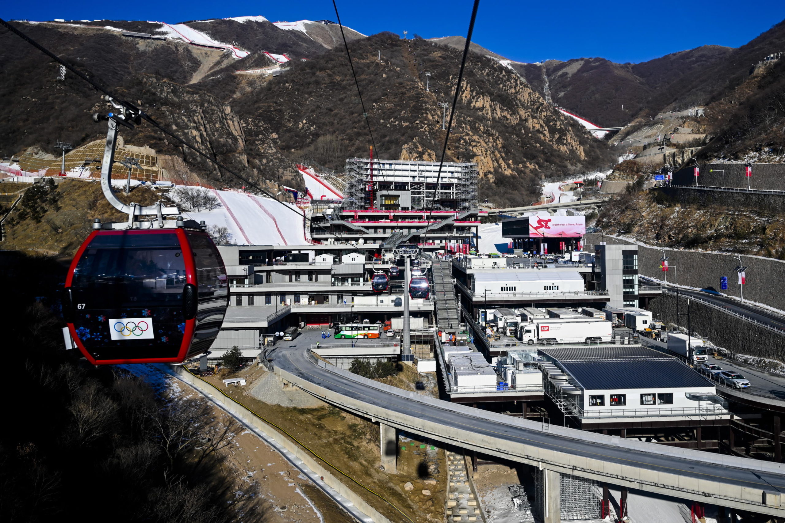 Una cabinovia vicino al villaggio Olimpico Una cabinovia vicino al villaggio Olimpico