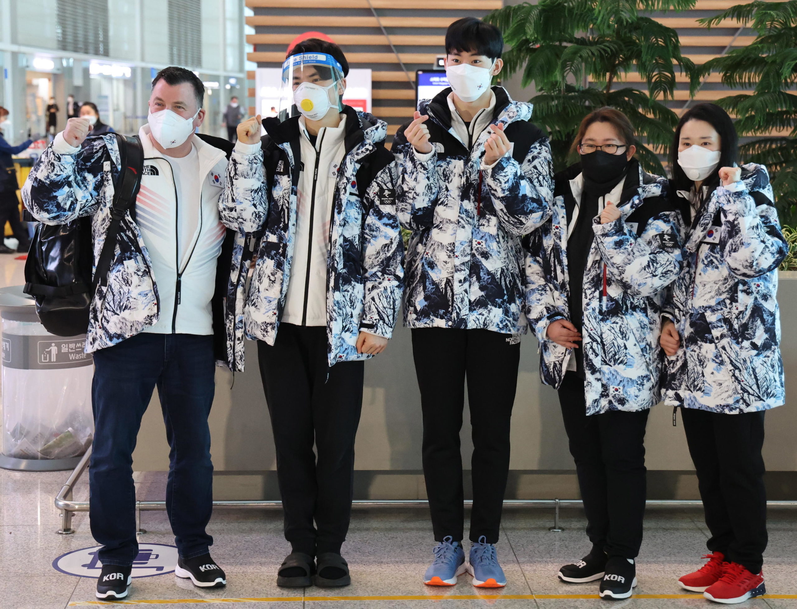 La squadra di Pattinaggio sudcoreana posa prima della partenza per Pechino