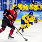 Haruka Toko e Emma Nordin durante il turno preliminare di Hockey su ghiaccio Haruka Toko e Emma Nordin durante il turno preliminare di Hockey su ghiaccio