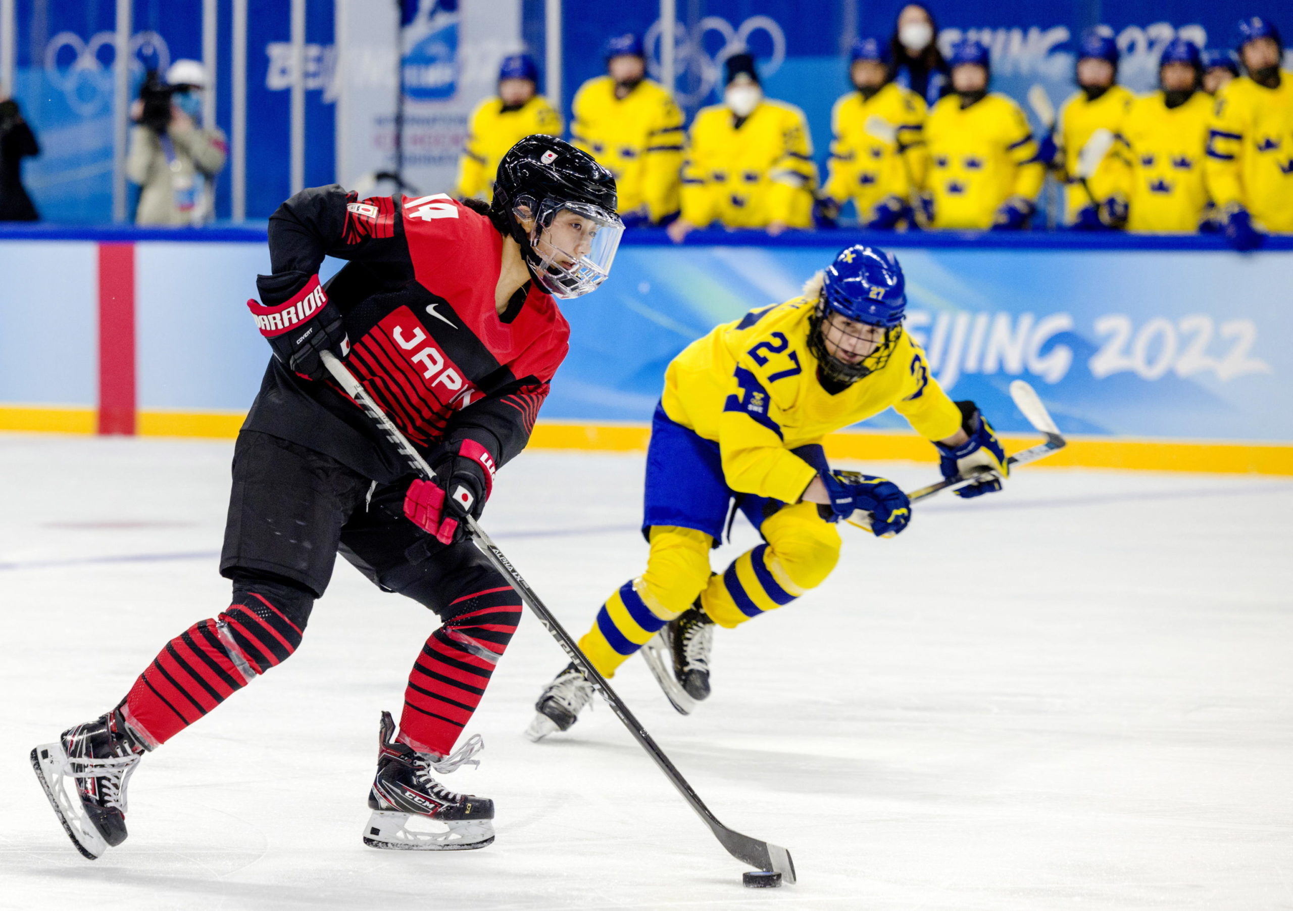 Haruka Toko e Emma Nordin durante il turno preliminare di Hockey su ghiaccio